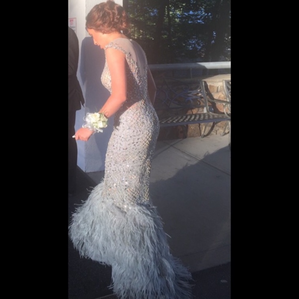 STUNNING feathers/ mermaid dress FLASH SALE 🥳💕